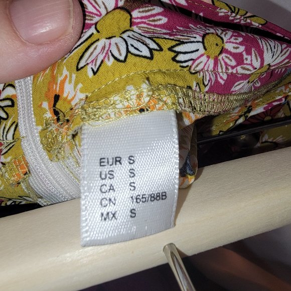 Beautiful bright floral skirt - Green base w/ bright pink/orange flowers - Sz S - Picture 4 of 4